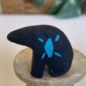 Vintage Tigua Tribe Ysleta del Sur Pueblo Zuni Bear Fetish Black Signed 1.5"x1"